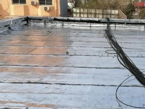 高昌卫生间漏水维修公司分享下高昌屋面楼顶防水刚性防水层施工要点。